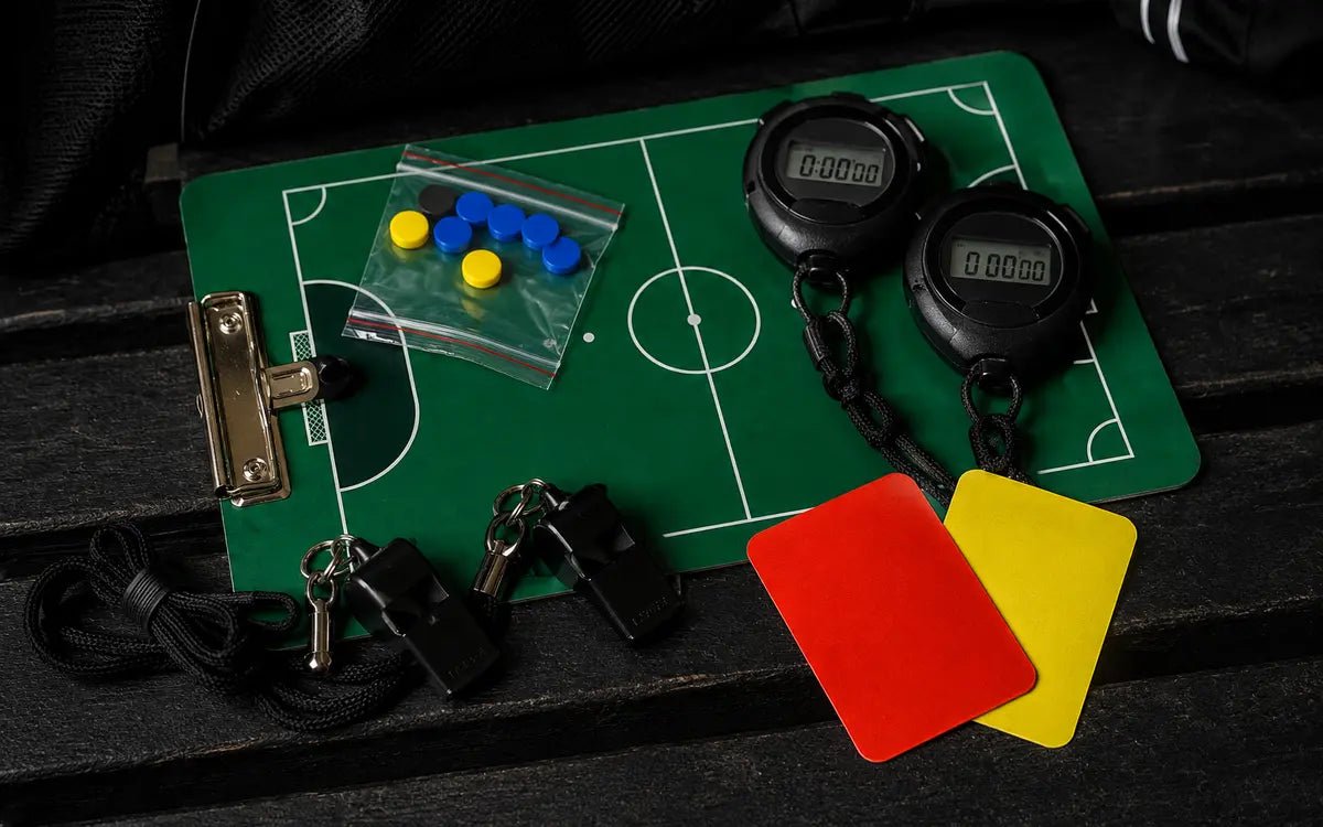 Cronómetros, pitos, tarjetas y tablero táctico para arbitraje
