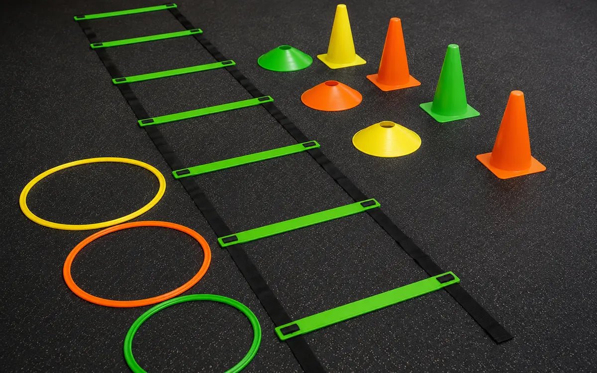 Escalera, conos, aros y platillos para entrenamiento deportivo